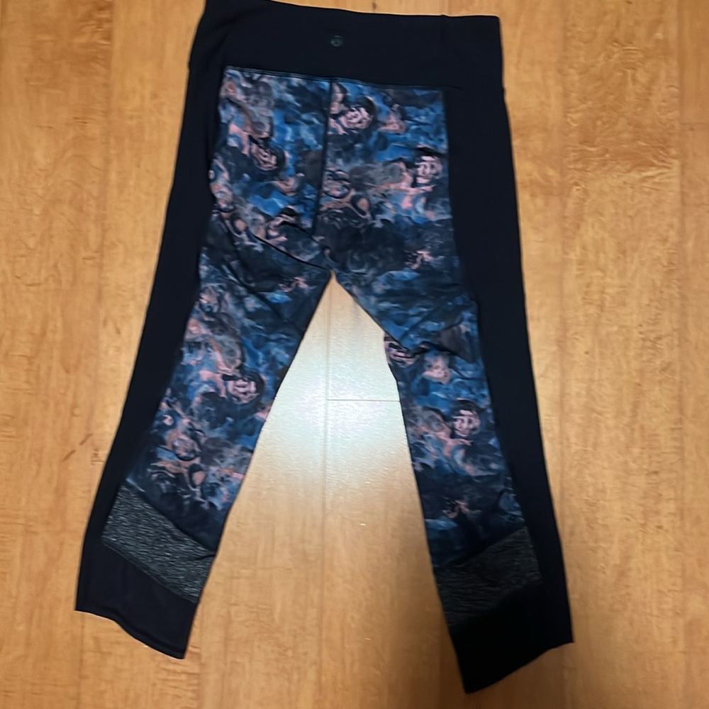 Lululemon Blue Flower Pattern Capri Leggings Size… - image 2